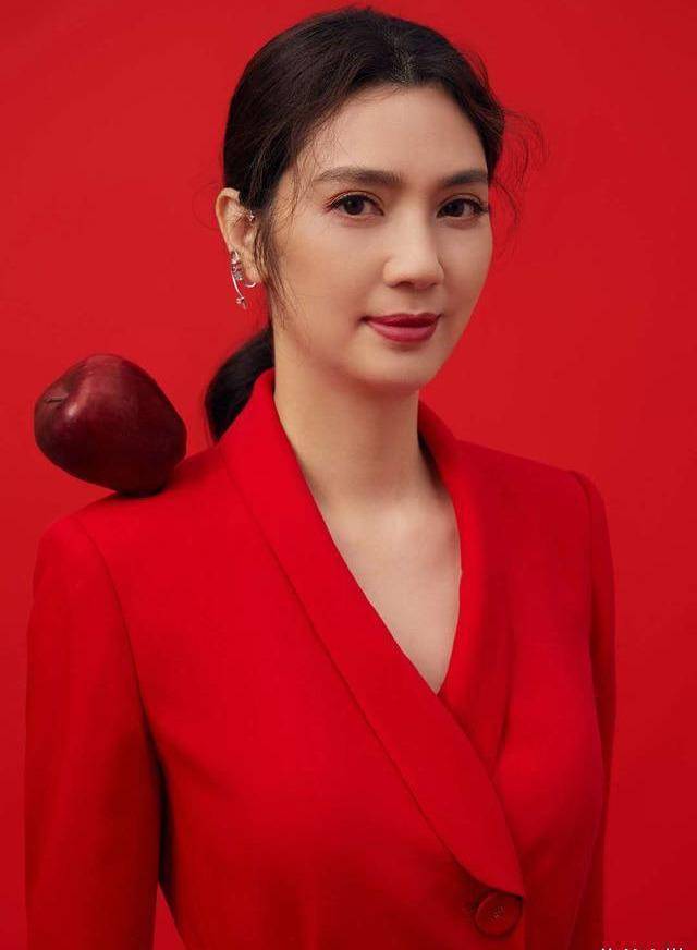 48岁洪欣扮美功一流,烫发后秒变清纯美少女,善变女人才是真美女_大气