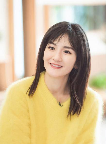 黄色海马毛衣这样穿不仅时髦,还减龄,38岁谢娜宛如妙龄少女_整体_发型