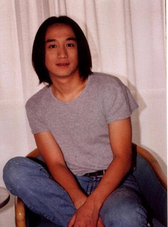 和女大学生睡觉?当众"擦"美女的屁股?黄磊的"艺术"形象崩溃了吗?