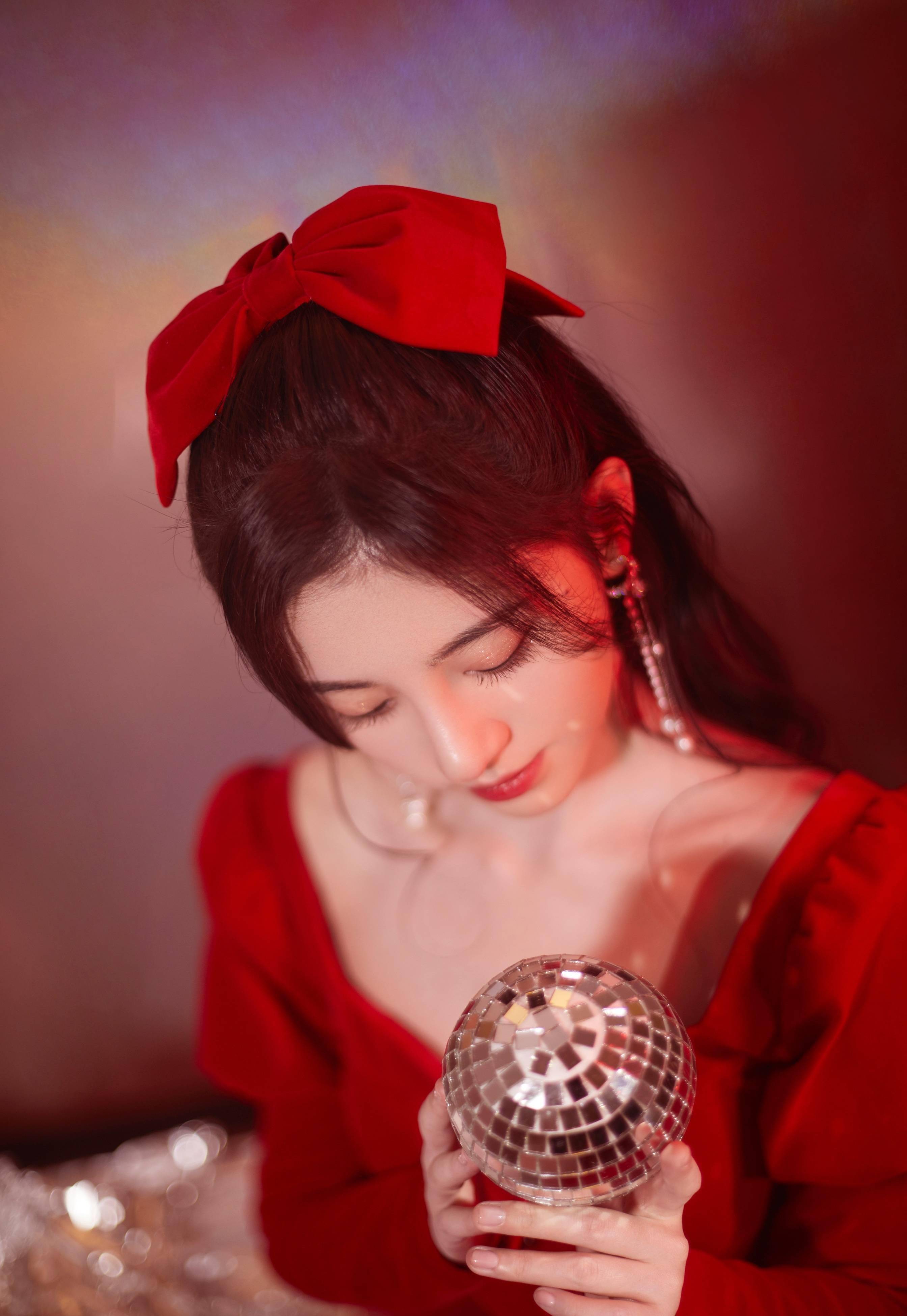 港风鞠婧祎上线,穿丝绒裙上演眼神杀,"四千年美女"实至名归!
