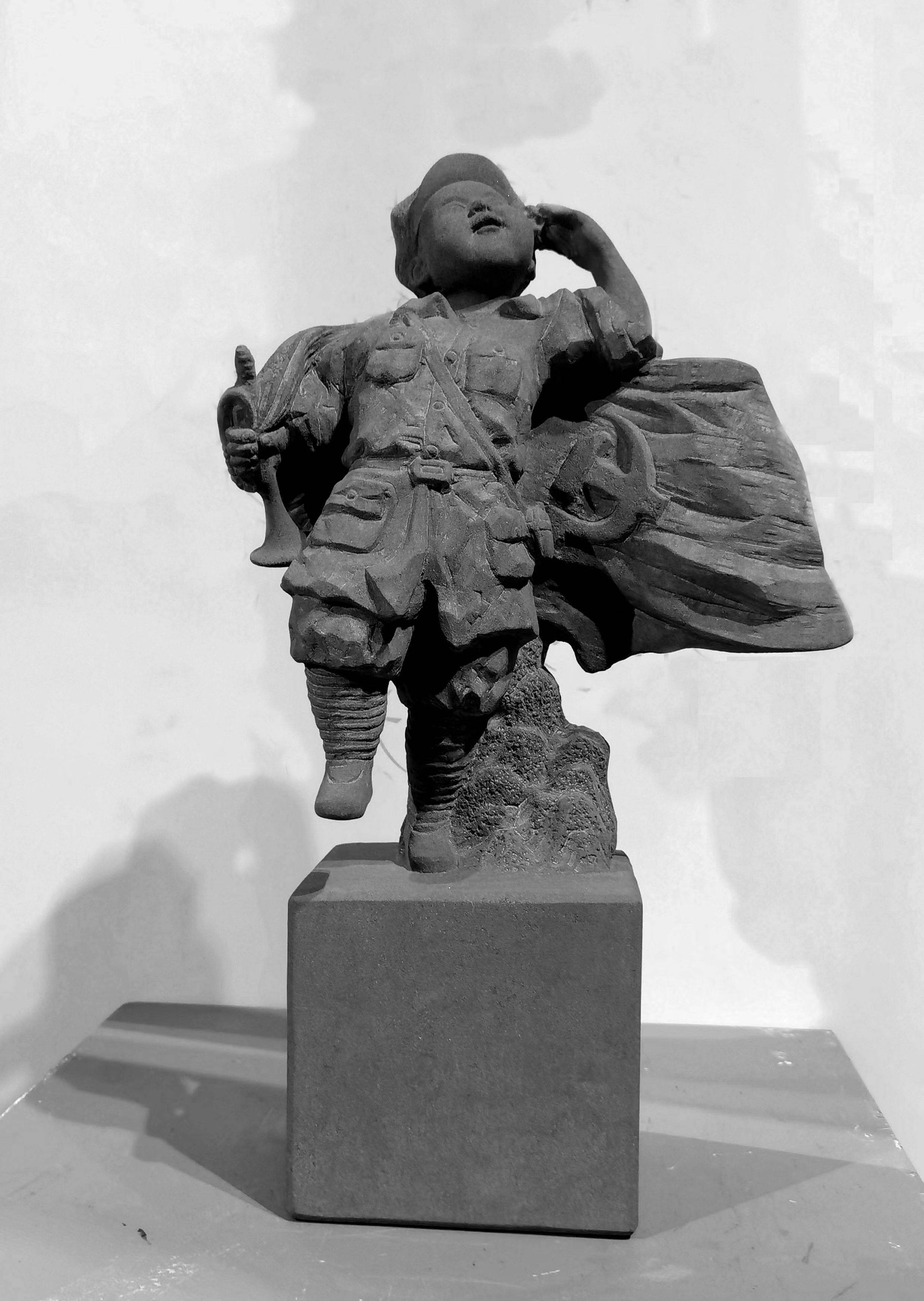 小号兵雕像时刻警钟剑在手,吾辈挥汗铸国器.