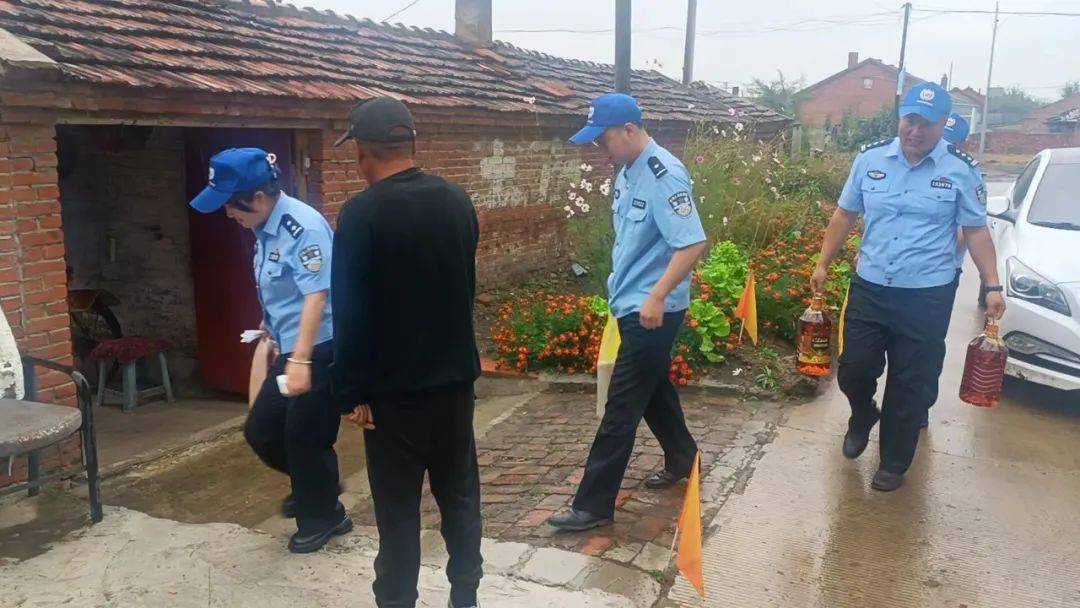 黑龙江垦区:查哈阳派出所龙警志愿服务队深入辖区慰问困难群众_活动