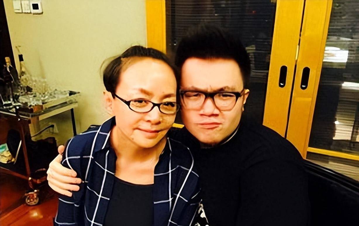 宋丹丹的小腿肌肉紧实有力,令人好奇他是如何保持如此健美的身材的.