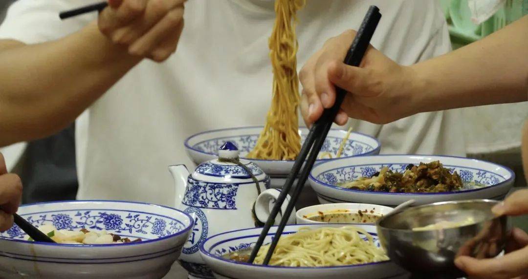 面馆这样仍在店里自行加工压制面条的,店里做出来的是两毫米见宽的小