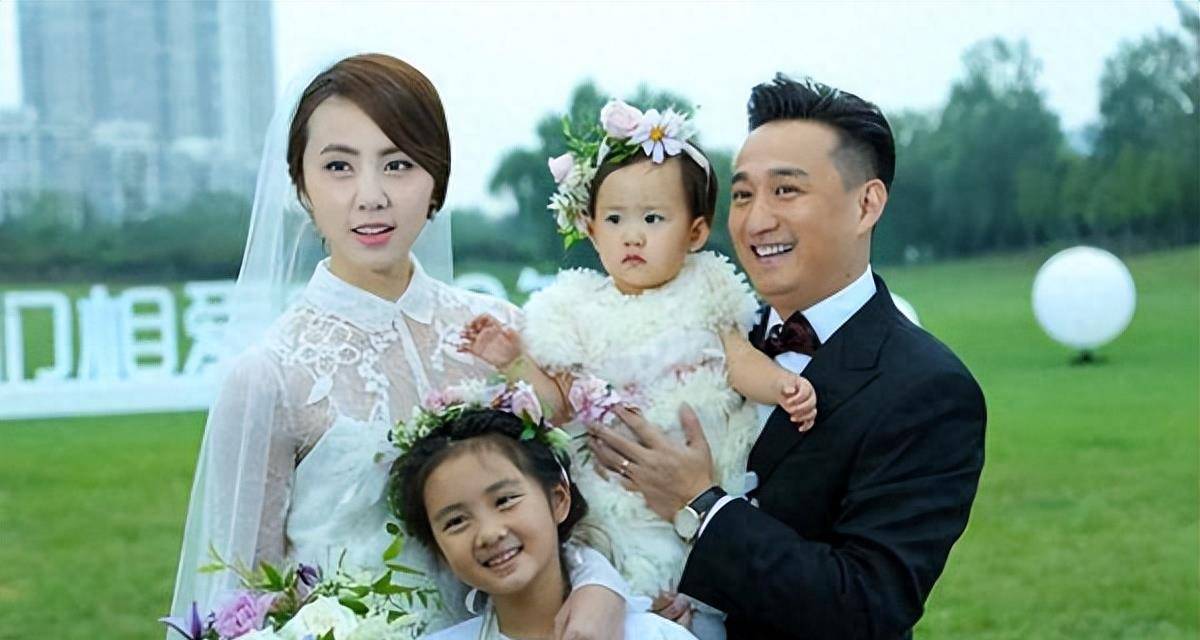 黄磊家庭崩溃,"完美"人设的遮羞布被撕掉,女儿竟然成了傀儡