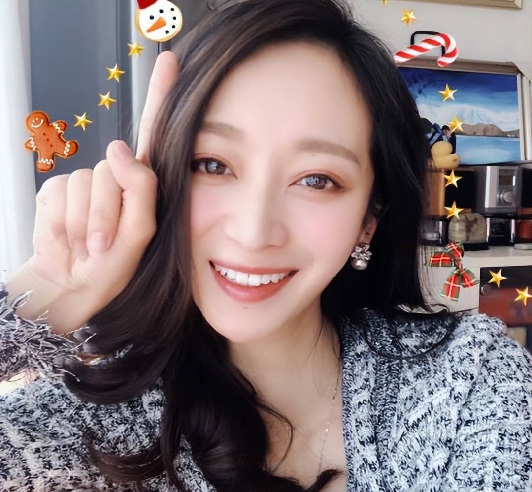 王治郅的妻子周蕾不仅是一位美丽的女性,更是一位才华横溢,努力向上的