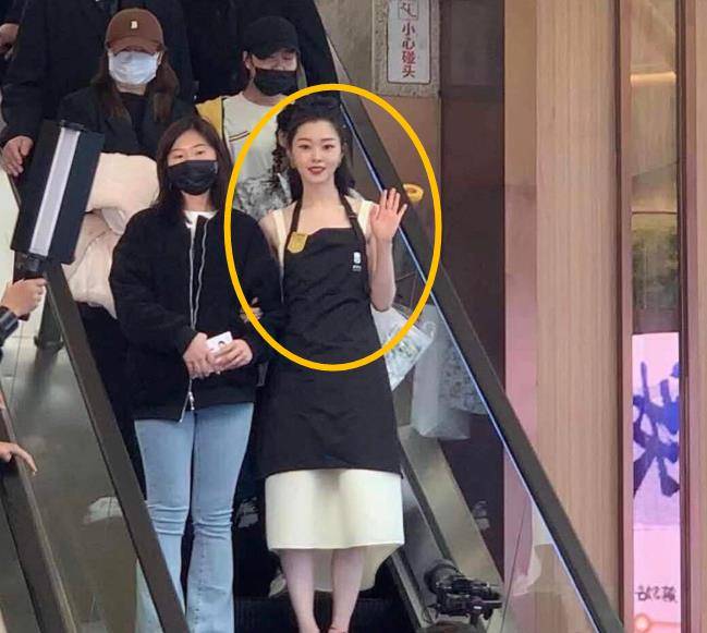 宋轶卖奶茶被男粉围堵,摄影师手滑关闭美颜,这还是你们的女神吗_明星