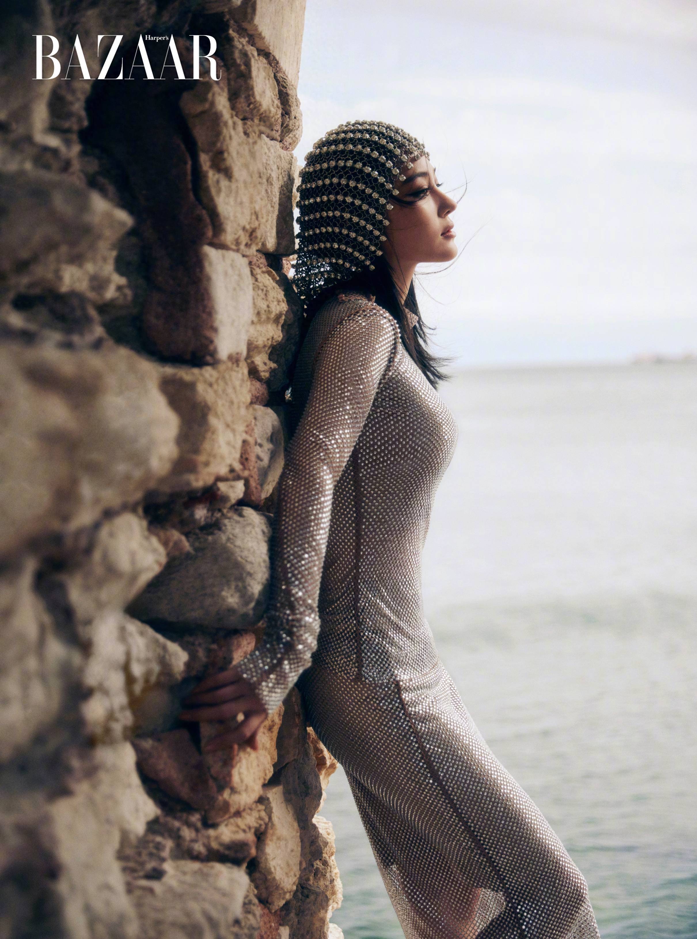 36岁张馨予登《时尚芭莎》封面,穿时尚连衣裙,大秀时尚身材_紧身_头饰