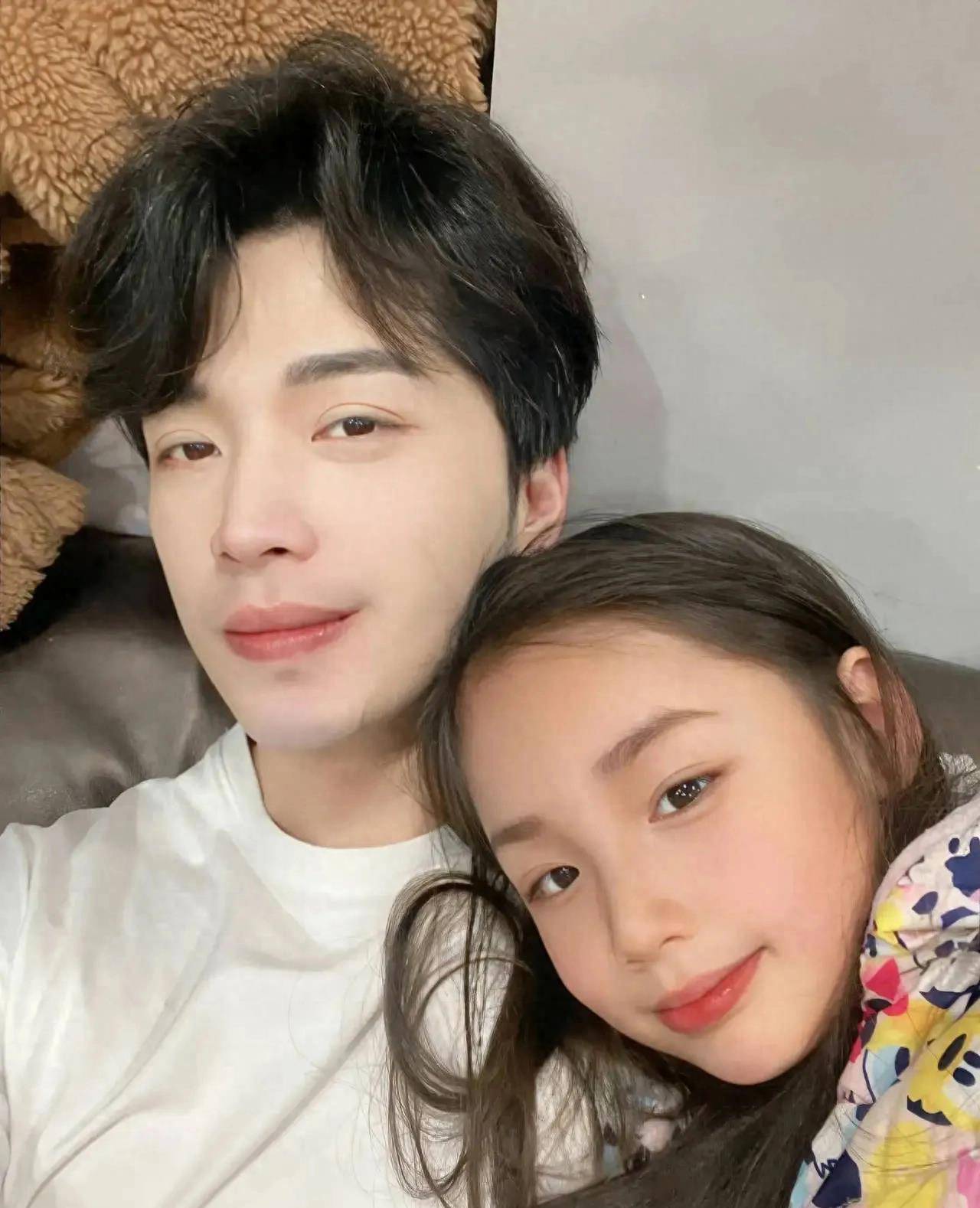 女儿出生两年后,宋晓波的妻子因宋晓波失踪已久,登上金星主持的节目