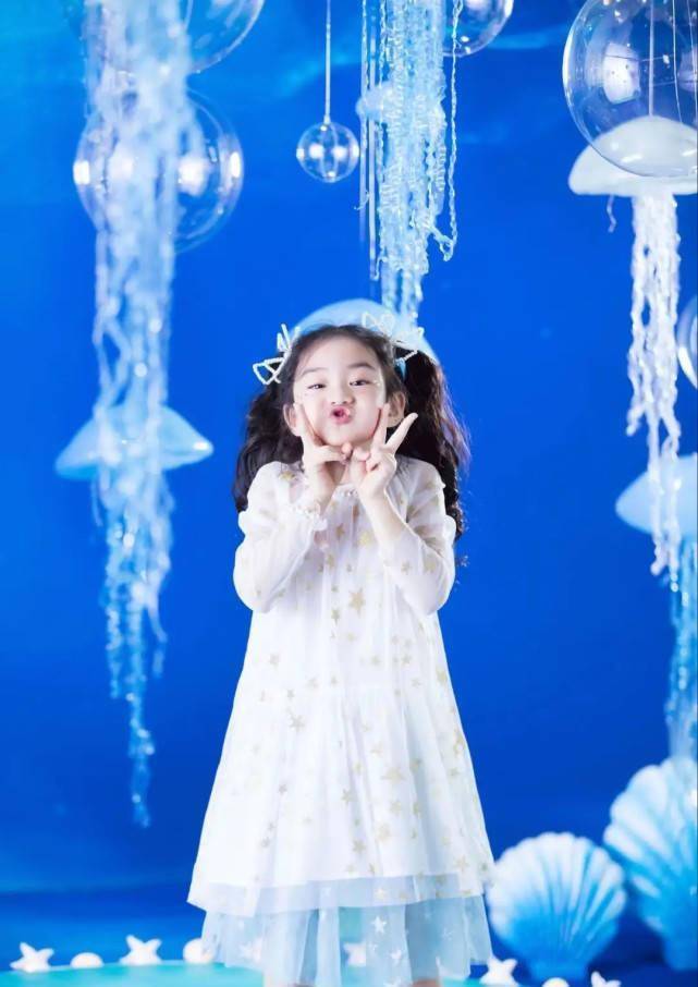 戚薇6岁女儿镜头感十足!