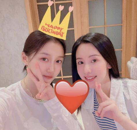 关晓彤过生日多位好友送祝福,露出戒指引发订婚争议,疑好事将近_鹿晗