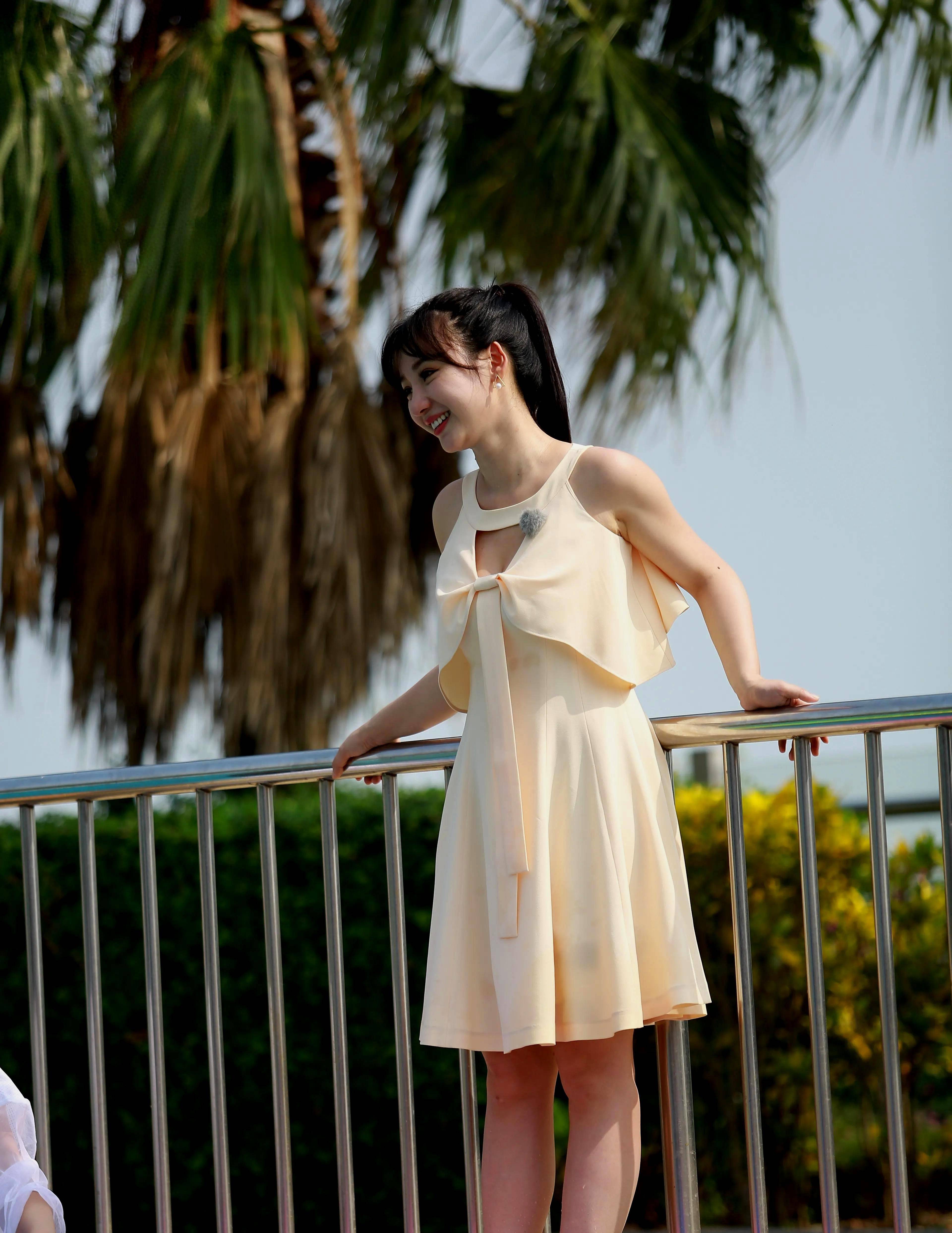 柳岩真人秀泳池照片中,他的头比胸小了2厘米,画面比例令人困惑_身材