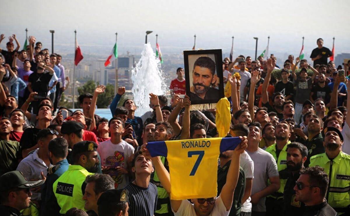 根据社交网络上发布的一段视频,数百名当地粉丝追赶载着利雅得胜利