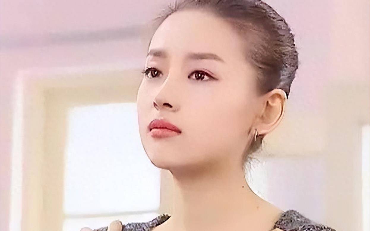 高圆圆董洁同台比美,两人体型差距明显,同穿露肩裙大秀身材_网友_俩人