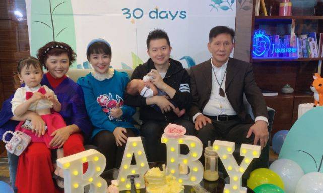 红果果晒全家福为儿子庆满月,绿泡泡抱着儿子喂奶,画面好温馨啊_男子