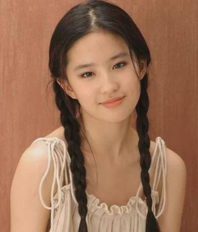 刘亦菲在医院被偶遇,泪眼婆娑太可怜,淡黄的长裙被嘲太土气_网友_剧情