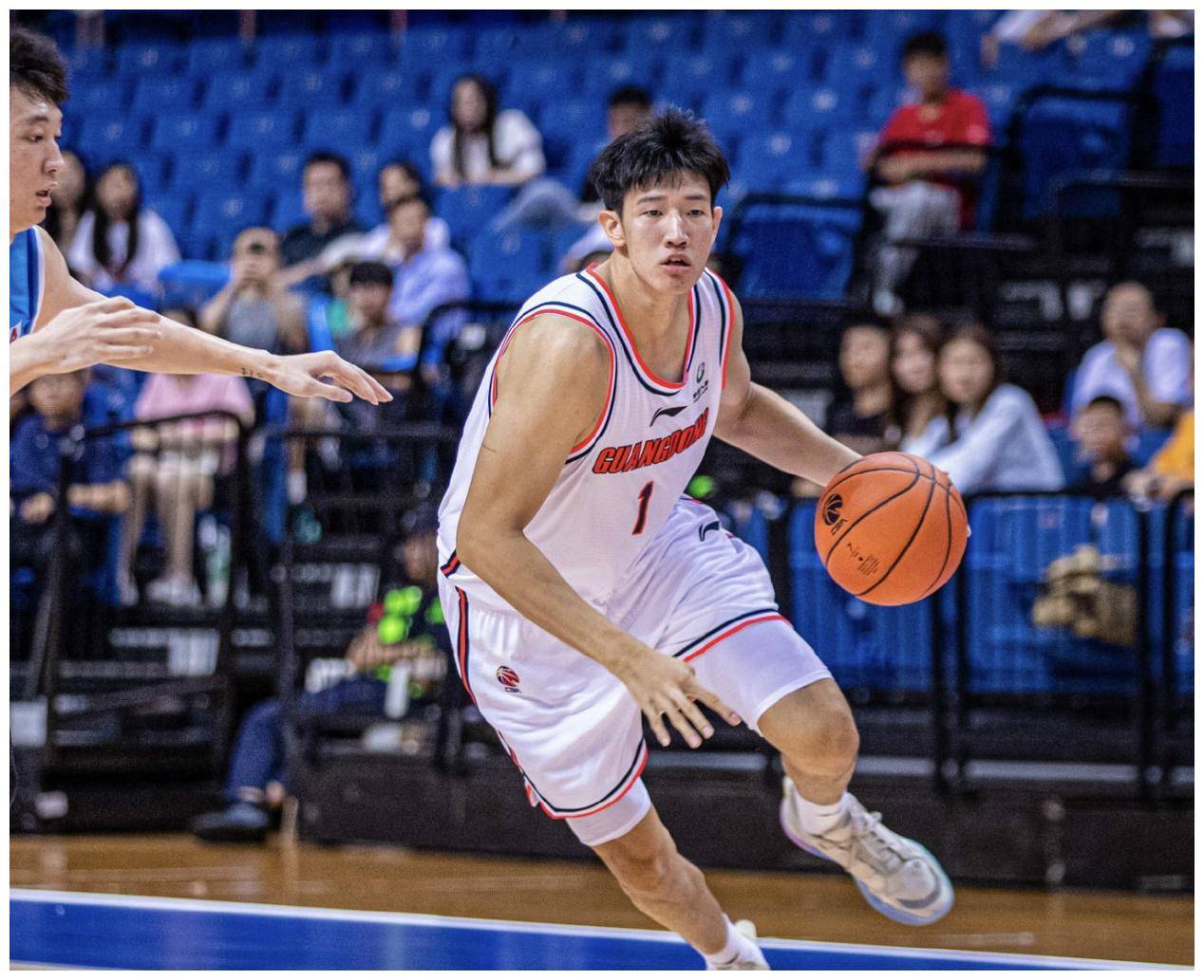 广东全华班不敌广厦,杜锋归来一脸严肃,23岁前锋砍24分_张昊嘉_张浩嘉