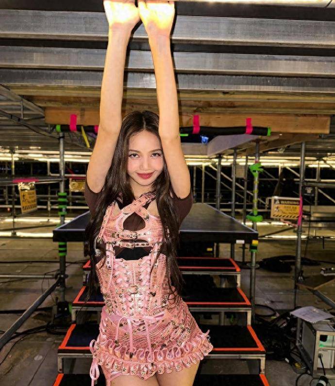 lisa疯马秀风波后现身,衣着清凉跳舞露安全裤,越穿越少放飞自我_表演