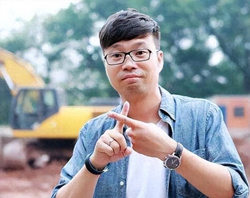 19岁那年,王迅又跟随着侯宝林的弟子杨紫阳先生,开始系统地学习相声