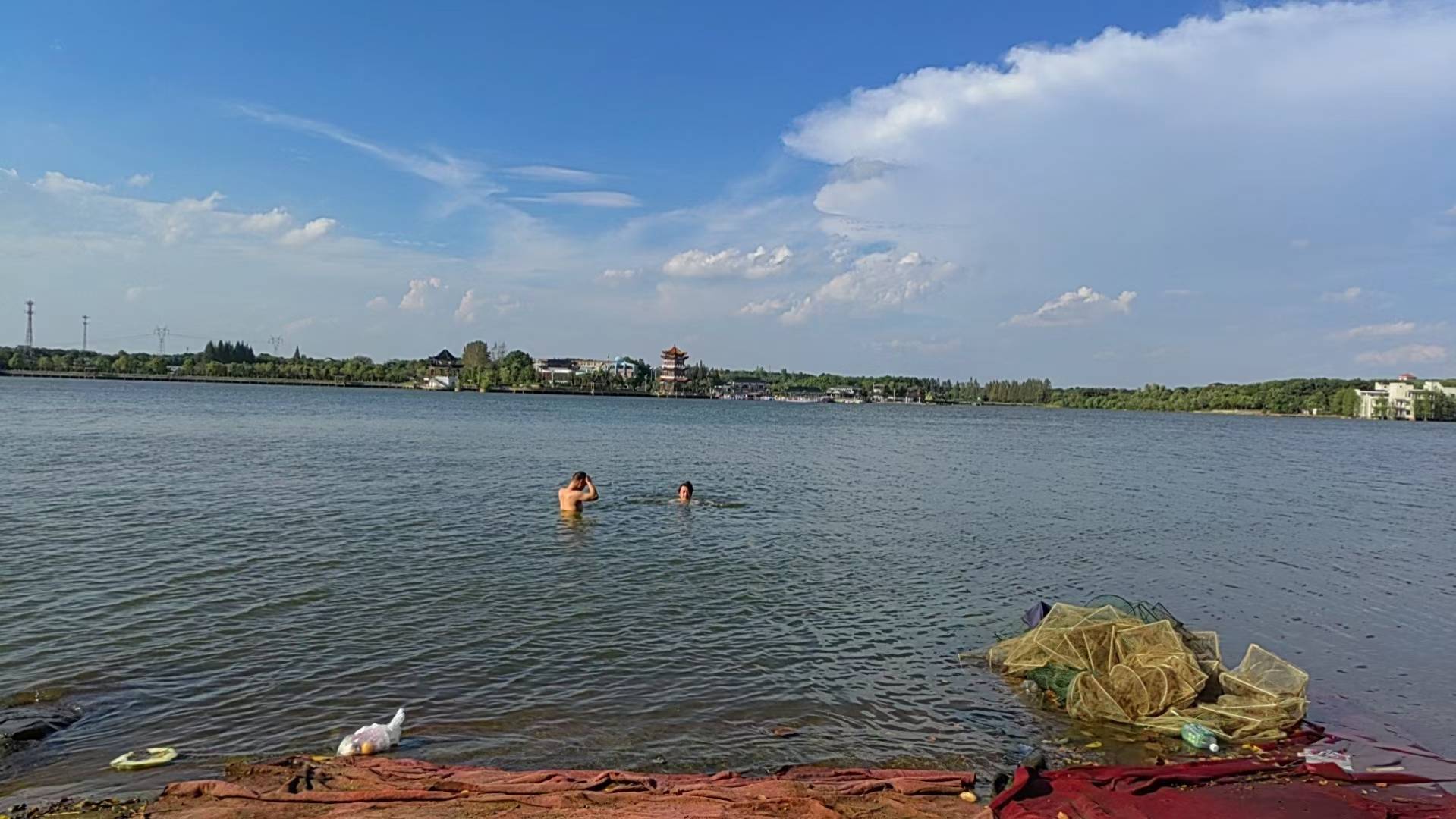 《七绝·野泳》 身似鱼儿江中游,沉浮横渡泳姿悠_清浪_心灵