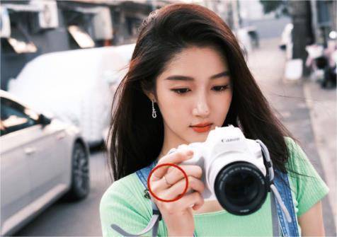 关晓彤过生日多位好友送祝福,露出戒指引发订婚争议,疑好事将近_鹿晗