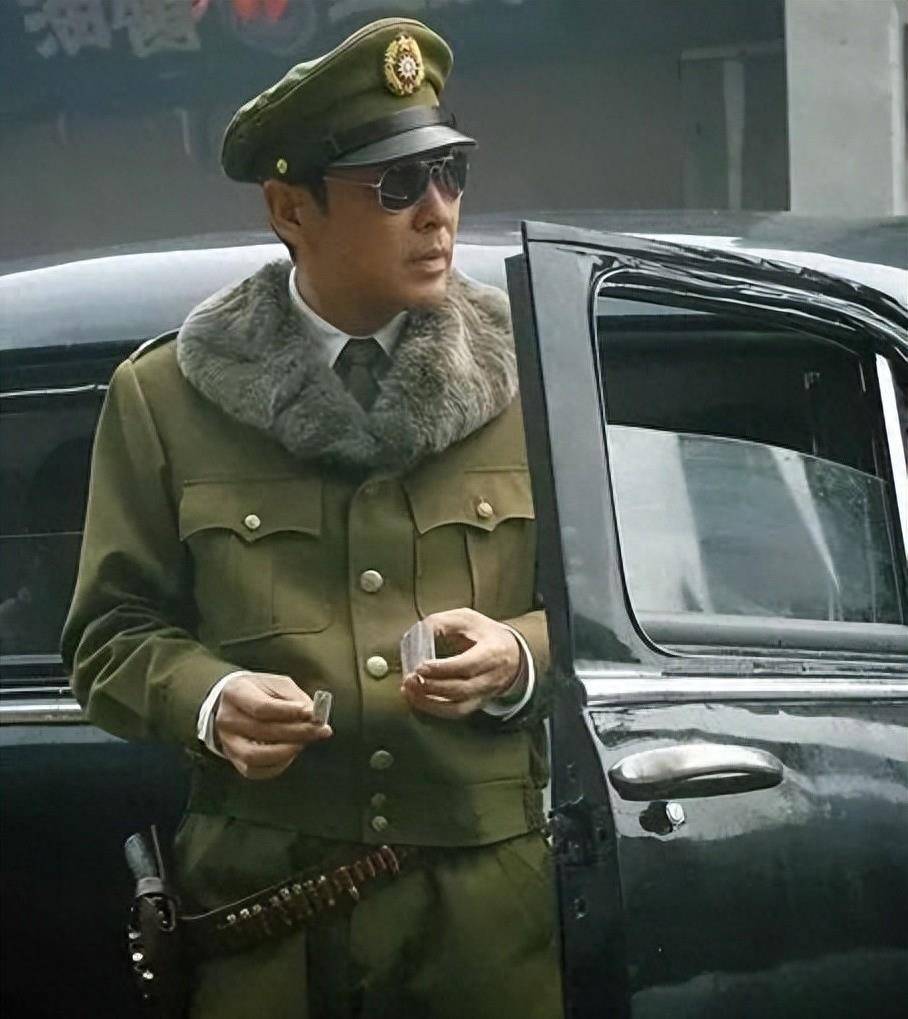 68岁陈道明被偶遇,穿500元真丝t,头发胡子已全白,膝盖伤痕明显_观众