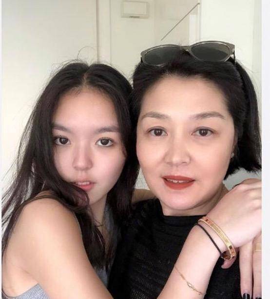 李咏17岁女儿法图麦晒性感生活照,穿超短裤双腿比例惊人赶超杨幂_身材