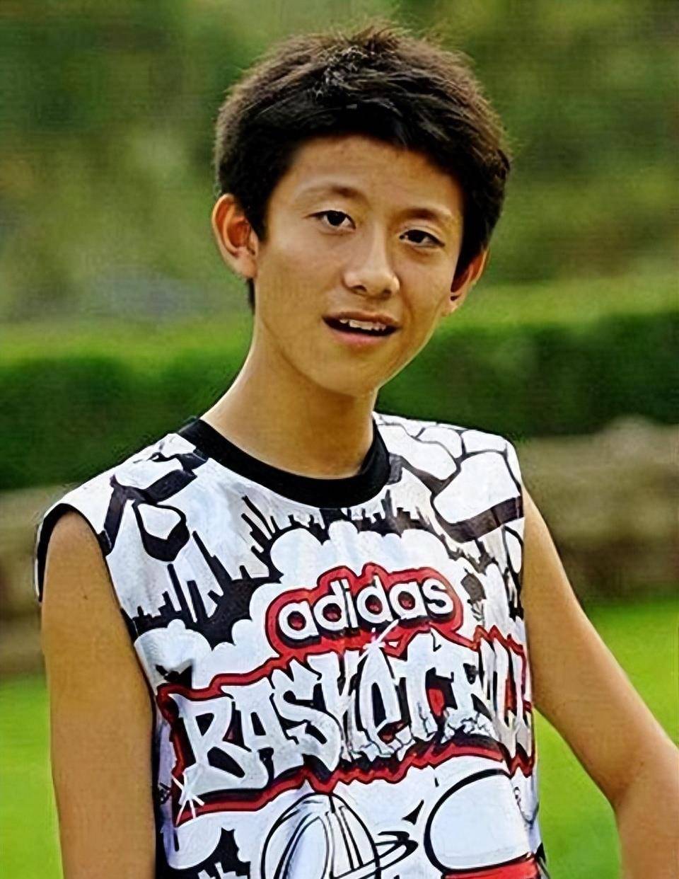 即使在认真打球的时候,张一山也忍不住逗对手演员.