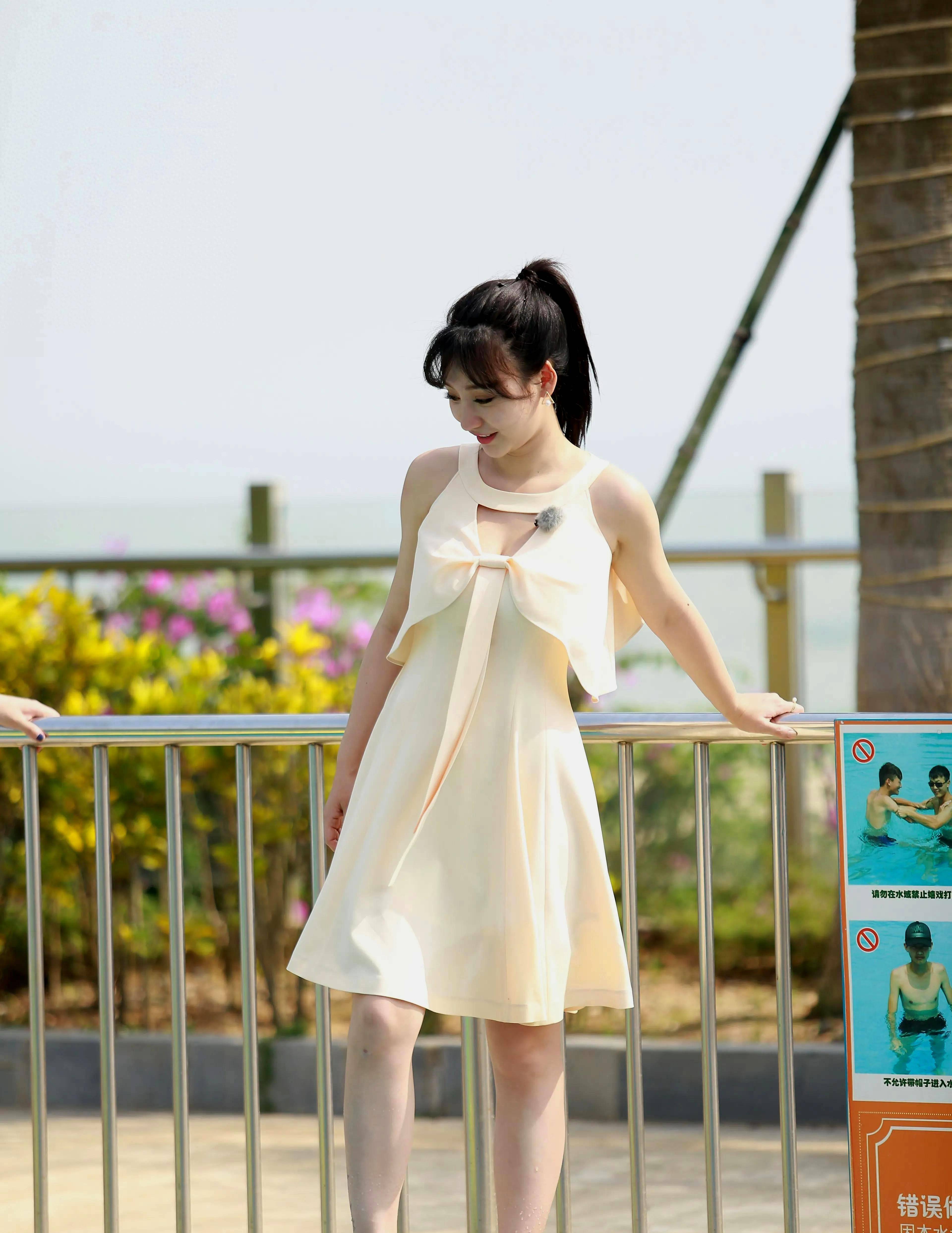 柳岩真人秀泳池照片中,他的头比胸小了2厘米,画面比例令人困惑_身材