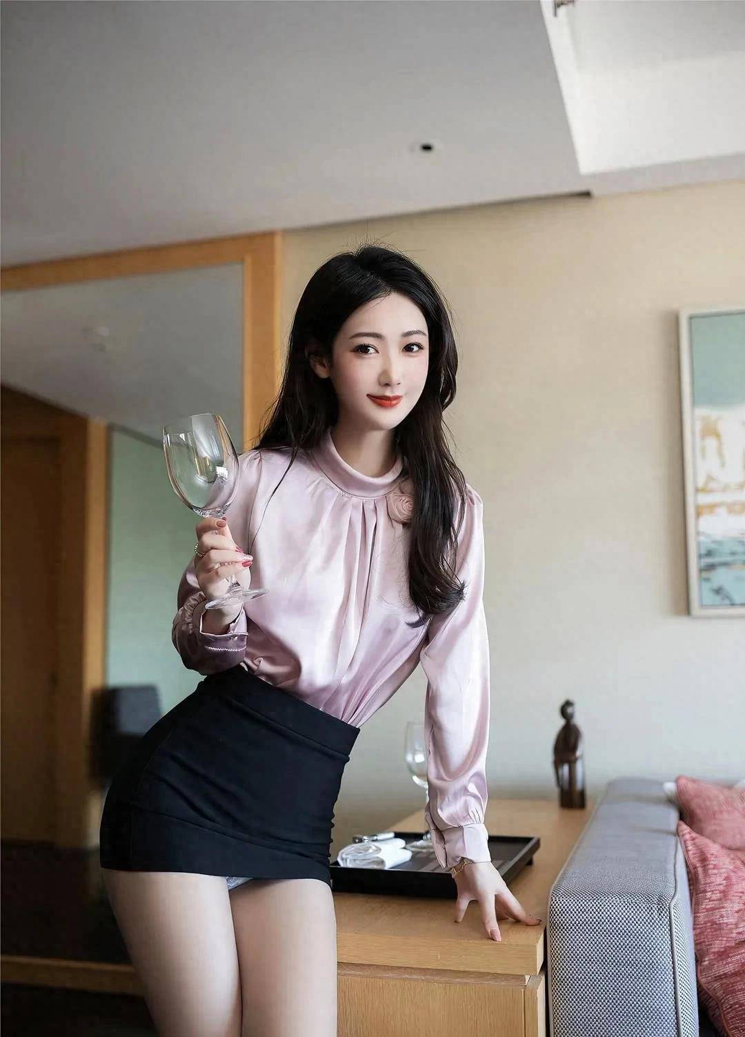 挺胸美女闭眼图片