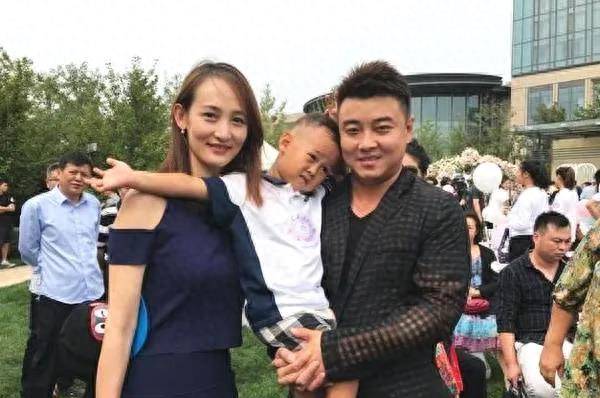 世界冠军与男伴贴脸相拥,黑着一张脸愤然离场:女人在家相夫教子_王皓