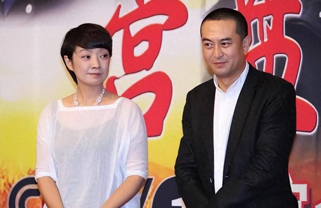 张嘉译全家福首曝光,10岁女儿似爸翻版,富婆老婆素颜比他老好多_审美