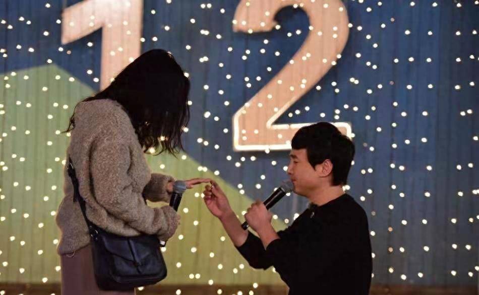 中国票房的"第一先生",三个女人帮助了他,不再是当年的郝建_沈腾_沈娜