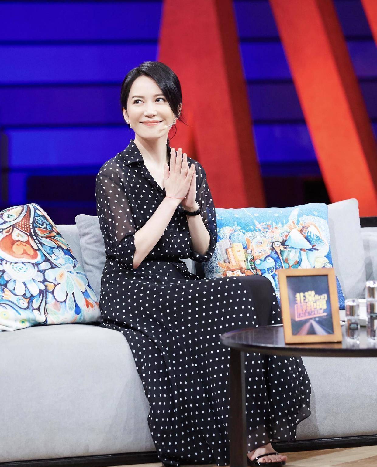 50岁俞飞鸿近照,皮肤暗黄眼袋下垂,岁月又能放过谁?_气质_女神_一身