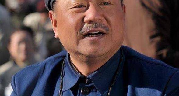 老戏骨范伟娶了心中白月光,夫妻恩爱30年,一家三口其乐融融_生活_爱情