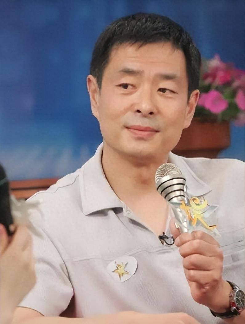 特殊年代过去后,空政话剧团正在招生,濮存昕赶紧报名参加,凭借一腔