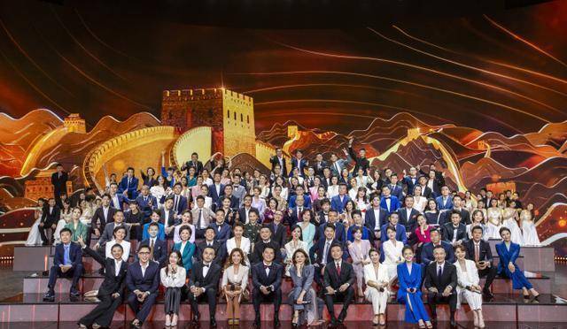 107位知名主持现身央视,董卿稳居c位,汪涵旁边的人太意外_照片_屠化