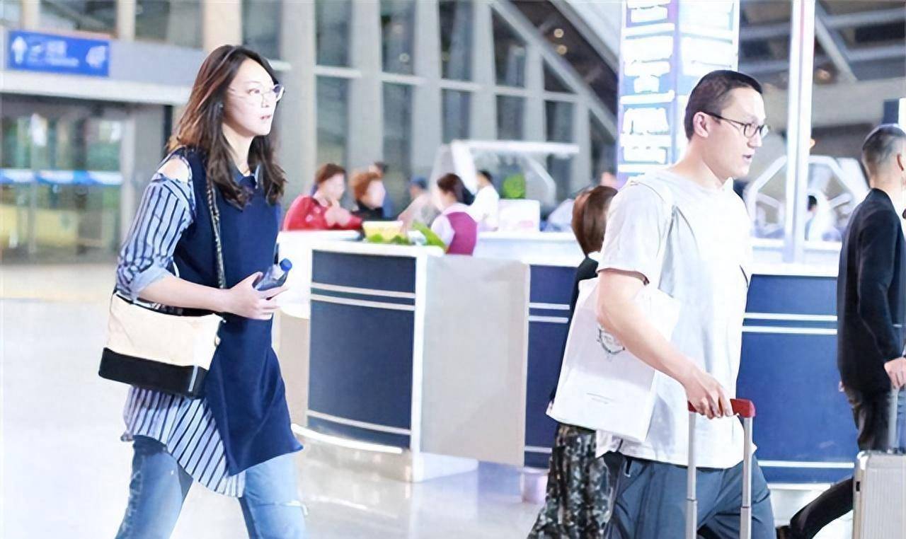 排球女神惠若琪近况:嫁"矮个"博士男子,如今尽显人妻之态_体育_生活