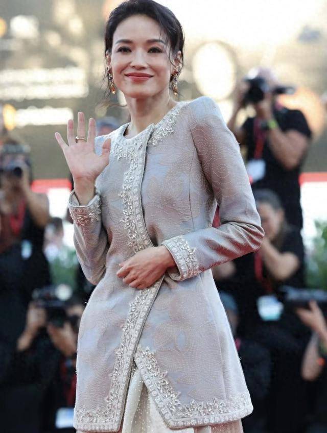 本篇文章我们就以舒淇的着装为例,来谈谈关于贵族的事情.