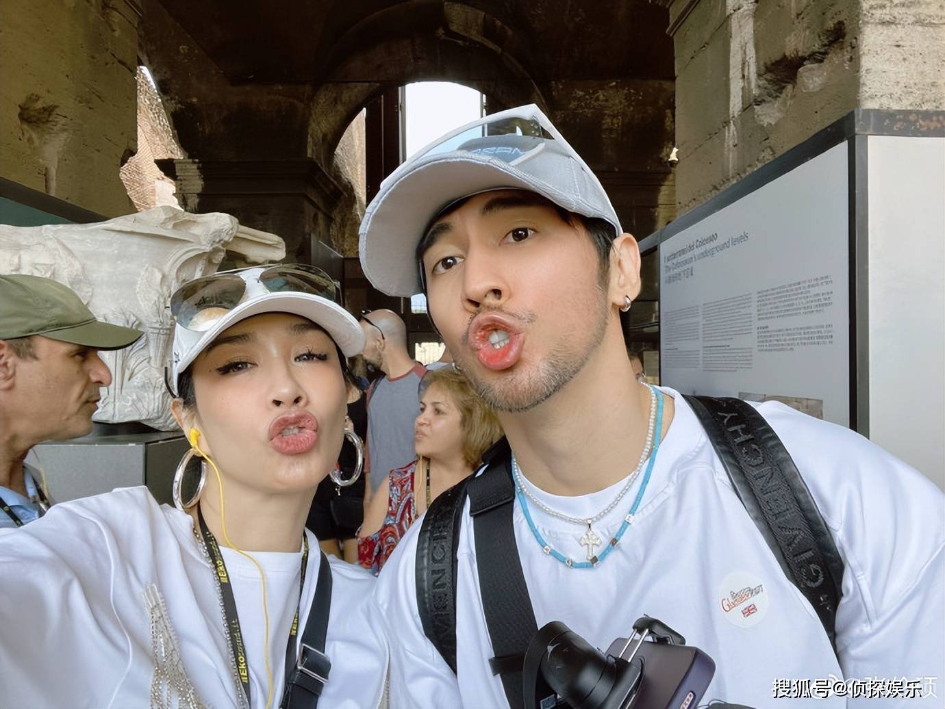 庆祝53岁生日,年过百半状态依旧,于正等现身道贺_张伦_开心_jaden