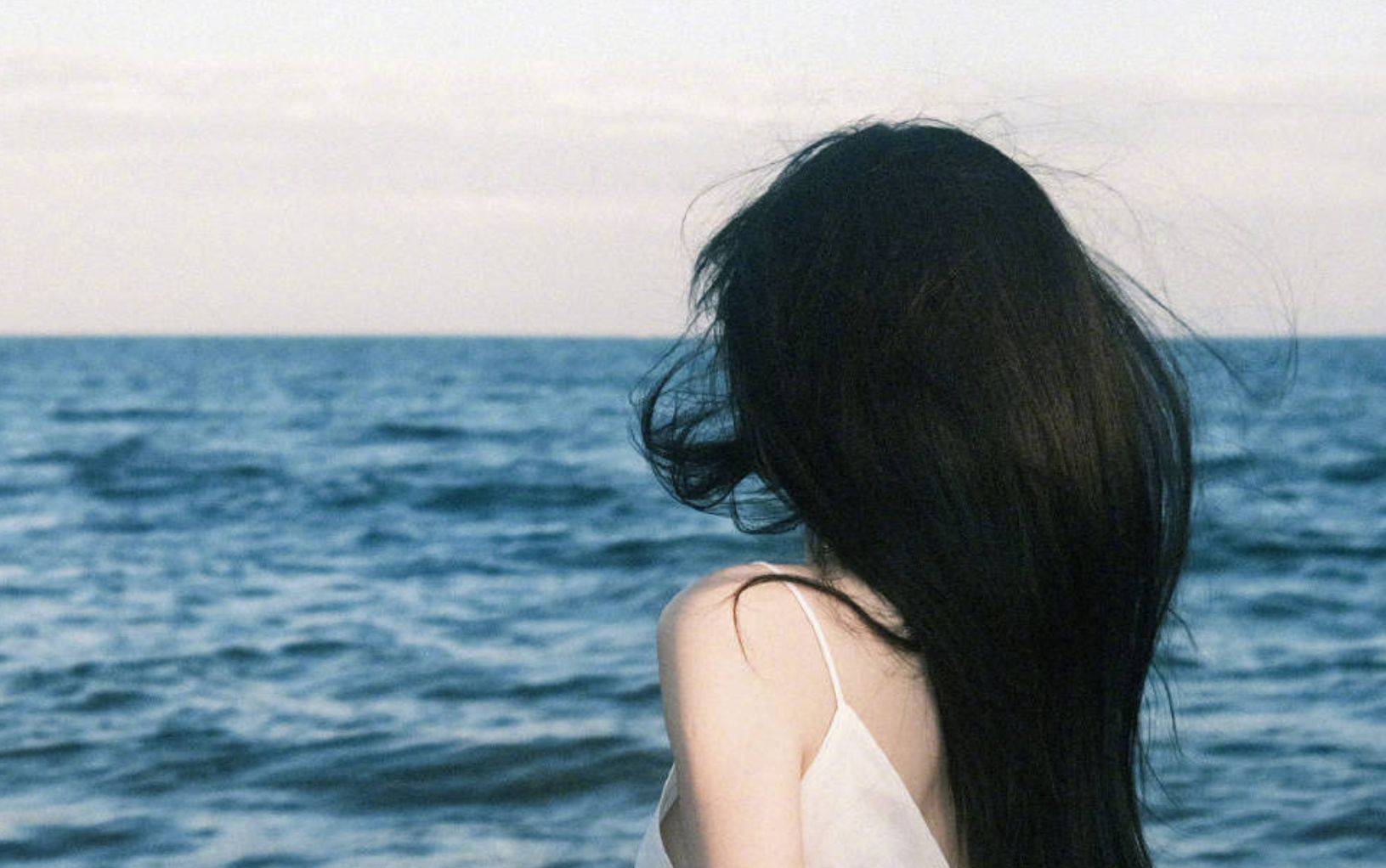 徐璐晒海边小白裙写真 晚风拂面暮色氛围感满满_大自然_宁静_仙女