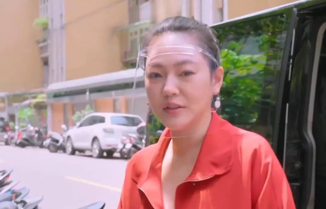 小s晒自拍照,剪口啃刘海装年轻,脸松垮僵硬却是一点不自然!