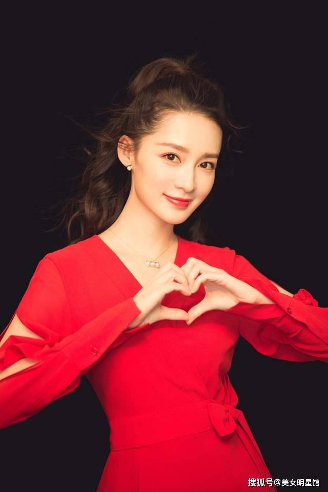 32岁李沁,清纯妩媚甜美优雅!_观众_魅力_成为了
