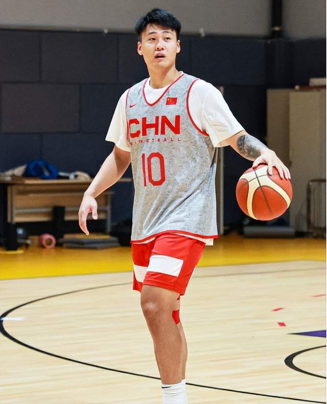 中国男篮半场落后8分逆转同曦,王哲林砍16 5赵睿送9助攻_罚球_投篮