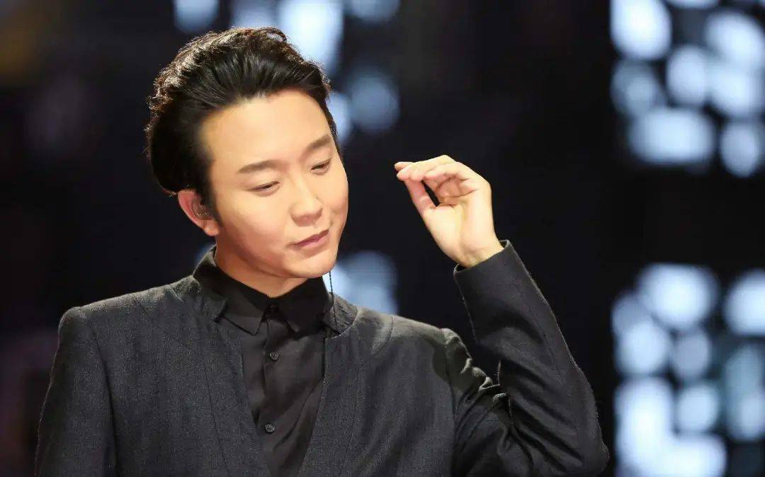 李玉刚:曾跳河自尽,险些被京剧圈"封杀",红极一时被曝出家,如今怎么样
