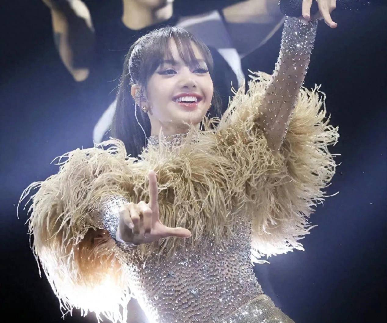 lisa成为巴黎疯马秀的杰出代表,引起全球关注!_音乐_表演_合作