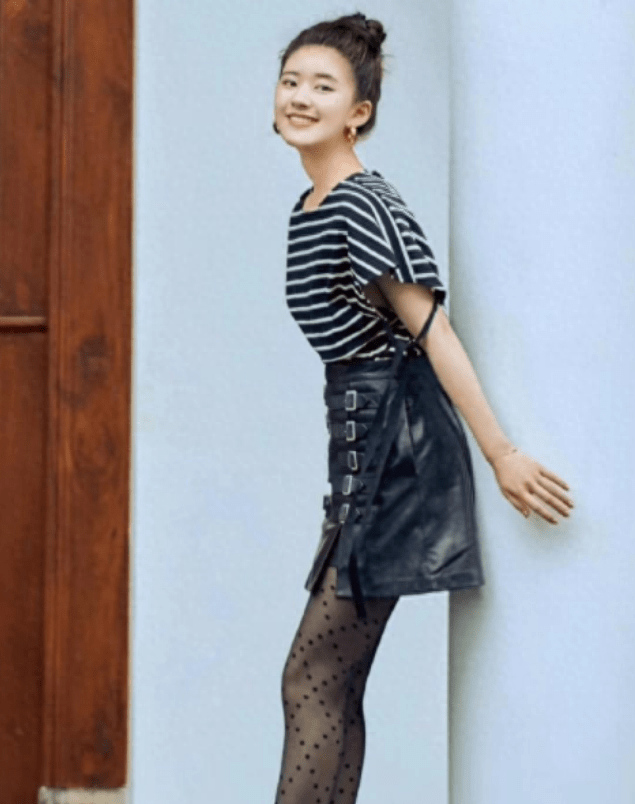 赵露思彻底接受时尚女风格,黑色丝袜搭配女仆连衣裙秒变女子!