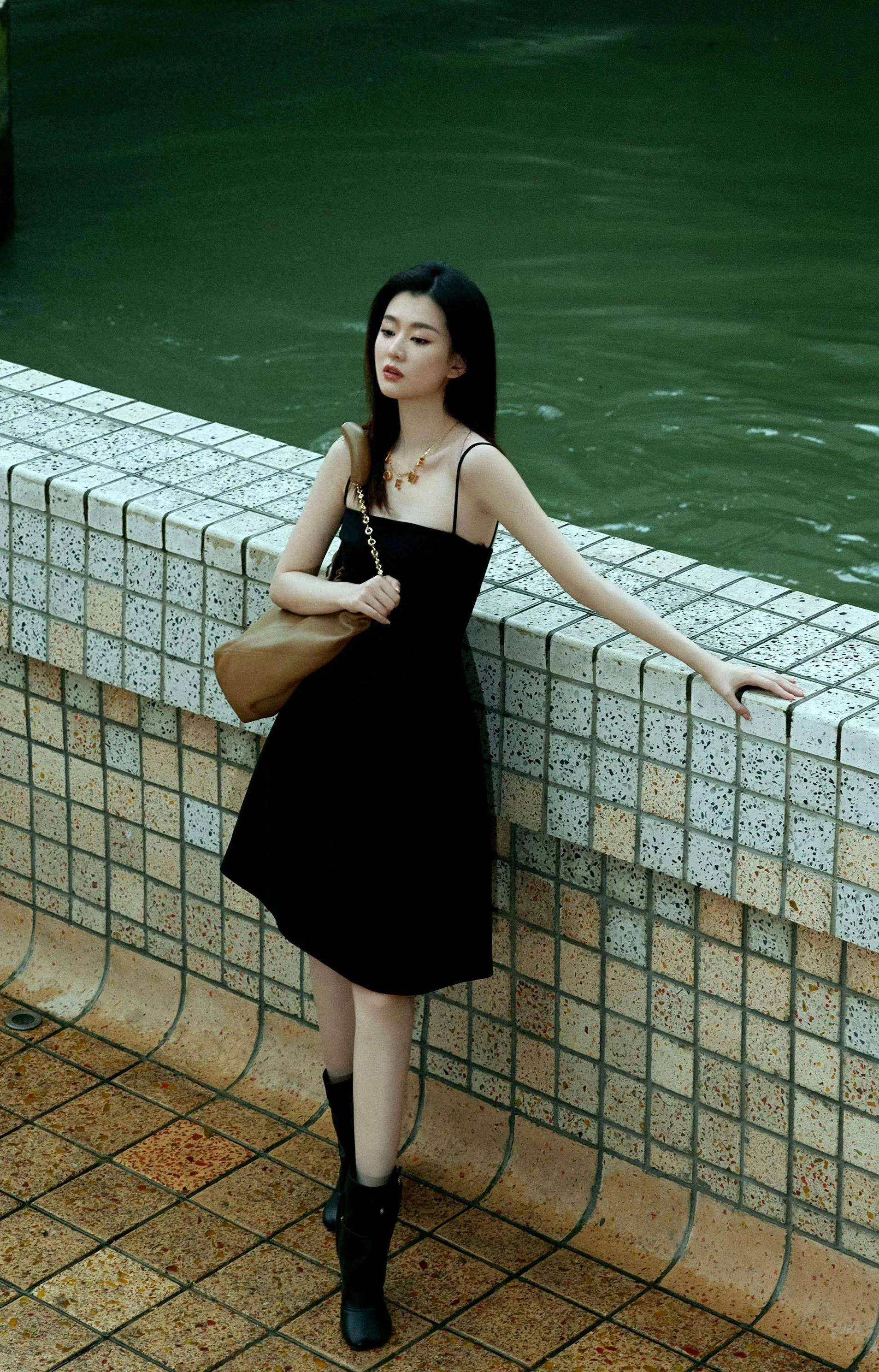 乔欣小黑裙优雅大方_时尚_魅力_廓形