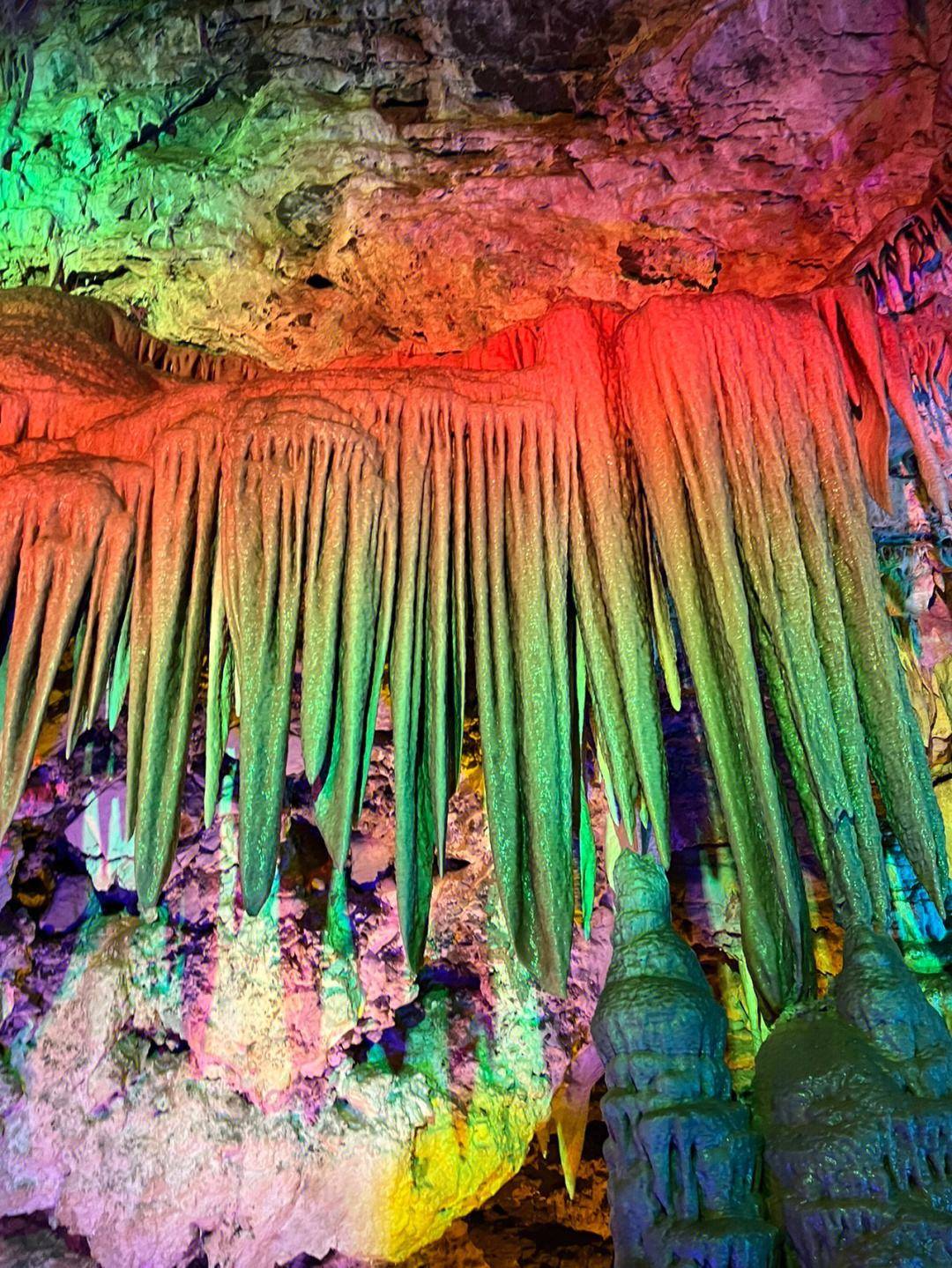 北京一个具有上亿年历史的天然石灰岩溶洞,规模宏大,洞道宽阔_游客