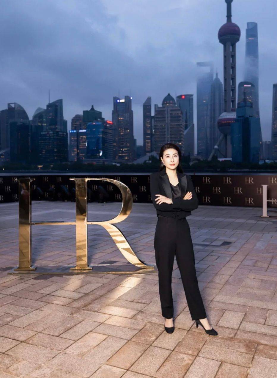 郭晶晶出席活动把人美到了!